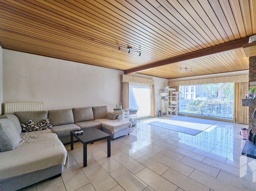 Gelijkvloerse bungalow met 3 slaapkamers en een inpandige garage op een perceel van 652 m² nabij het centrum van Lommel.<br />
INDELING:<br />
Inkomha