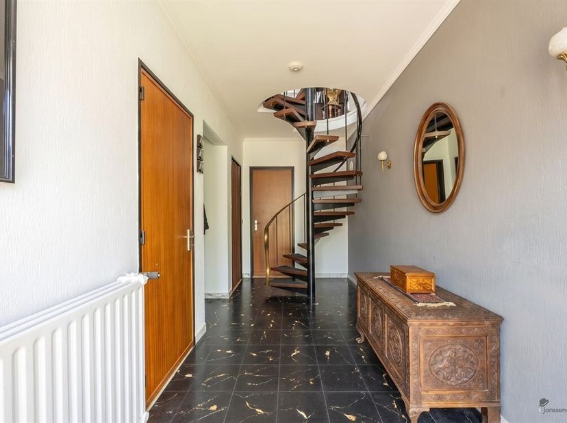 Cette maison bien entretenue offre un agencement pratique et un espace étonnamment généreux, idéal pour les familles ou pour ceux qui souhaitent vivre