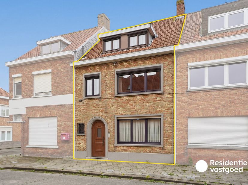 Ruime rijwoning met zuidoostgerichte tuin, gelegen in een aangename residentiële wijk nabij supermarkten, handelaars, scholen en openbaar vervoer. Ook