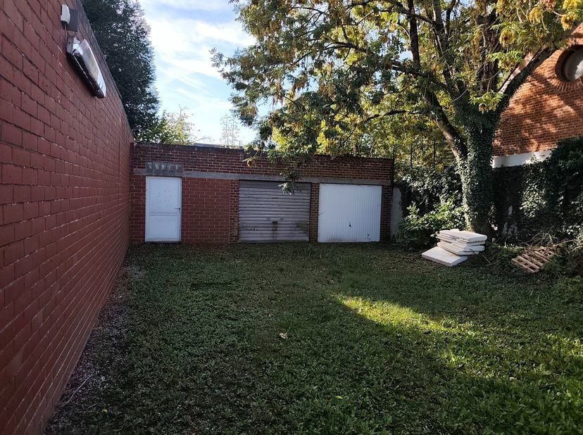 Garage te koop in Place Albert Ier 71,
                    7170 Fayt-lez-Manage