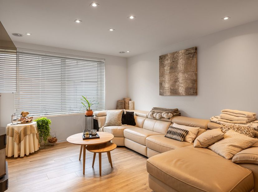 - Energiezuinige woning<br />
- Ideale ligging in centrum Emelgem: Wezestraat 14<br />
- Lichtrijke, ruime woonkamer<br />
- Uitgeruste keuken<br />
-