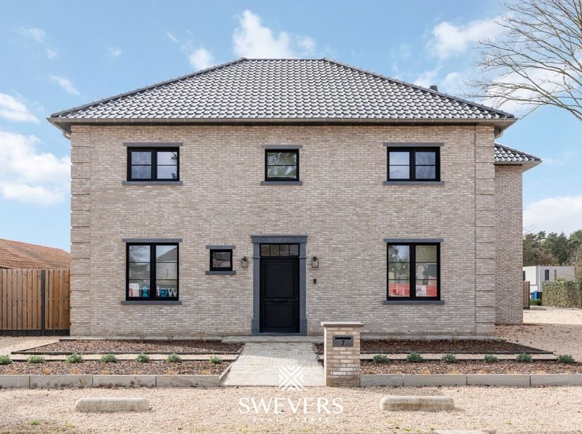 Voor meer info en foto’s, surf naar www.swevers.be – In een rustige woonomgeving in Leopoldsburg bevindt zich deze indrukwekkende open bebouwing uit 2