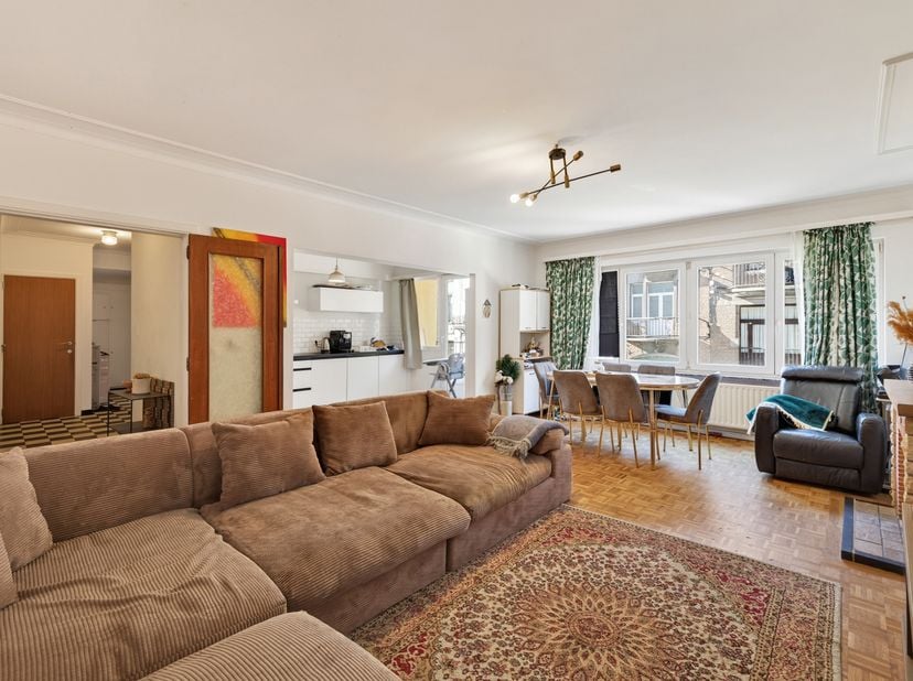 We stellen u dit appartement van 86 m² volgens EPC voor, gelegen op de 1e verdieping van een gebouw van 5 verdiepingen met lift, ideaal gelegen in Lak