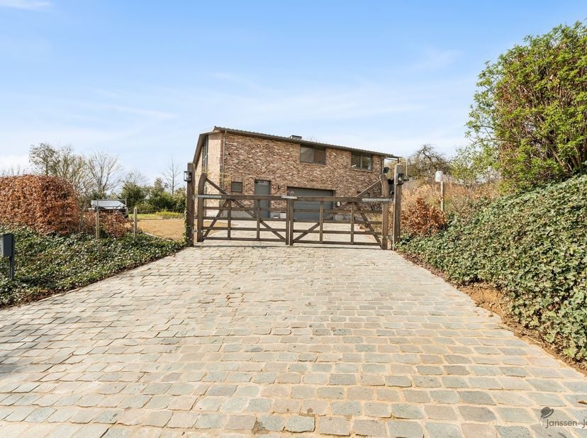 Dans un endroit exceptionnellement beau, à la lisière de la réserve naturelle de la forêt de Troostemberg, se trouve cette belle villa moderne de camp