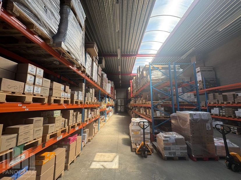 Ontdek deze uitstekend gelegen KMO-unit bestaande uit 650 m² opslagruimte en 190&amp;nbsp;m² instapklare kantoorruimte.&amp;nbsp;Gelegen in het kwalitatieve B