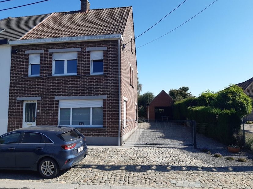 Deze goed gelegen woning beschikt op het gelijkvloers over een lichtrijke leefruimte en een aansluitende keuken, aangevuld met een praktische berging