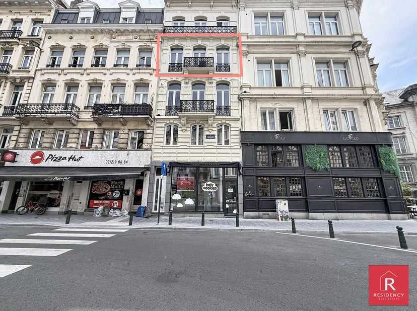 PARC ROYAL- Appartement 1 chambre entièrement meublé et équipé, situé au 3ème étage sans ascenseur. Possibilité de location en société.<br />
Tous com