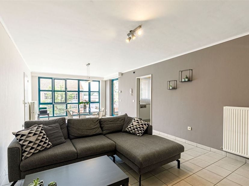 Ruim appartement met 2 slaapkamers, terras en parking nabij het centrum van Ravels. <br />
 Locatie: Dit appartement bevindt zich op de grote baan nab