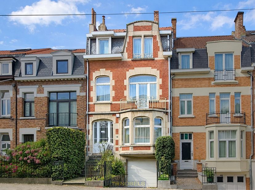 PRACHTIGE HERENWONING BOORDEVOL GRANDEUR, marmeren accenten en een SFEERVOLLE STADSTUIN in Sint-Agatha-Berchem, met vlotte verbinding naar de EUROPESE