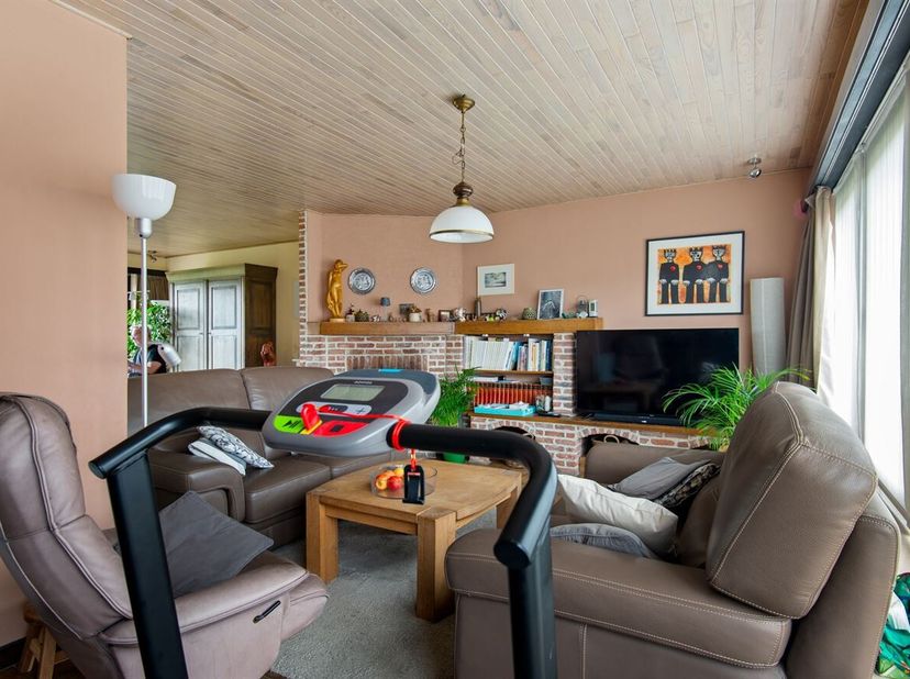 Ruime bel-etagewoning met garage, grote oprit en zonnige tuin<br />
Gelegen in een rustige en residentiële buurt in Aartselaar, geniet deze bel-etagew