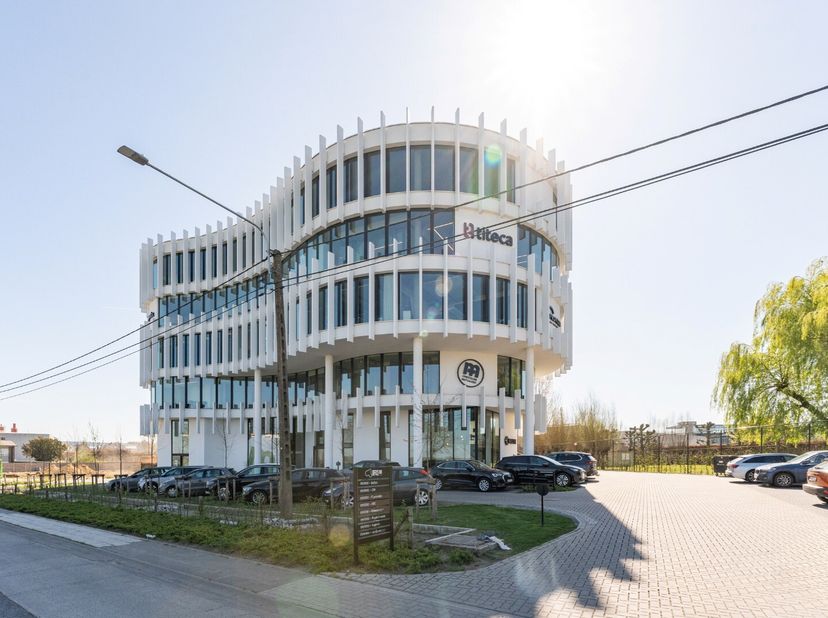 Kantoorruimte te huur in Office One, de eye-catcher te Tielt op de invalsweg vanuit Aalter.<br />
Een opvallende sprekende architectuur en uitstekende