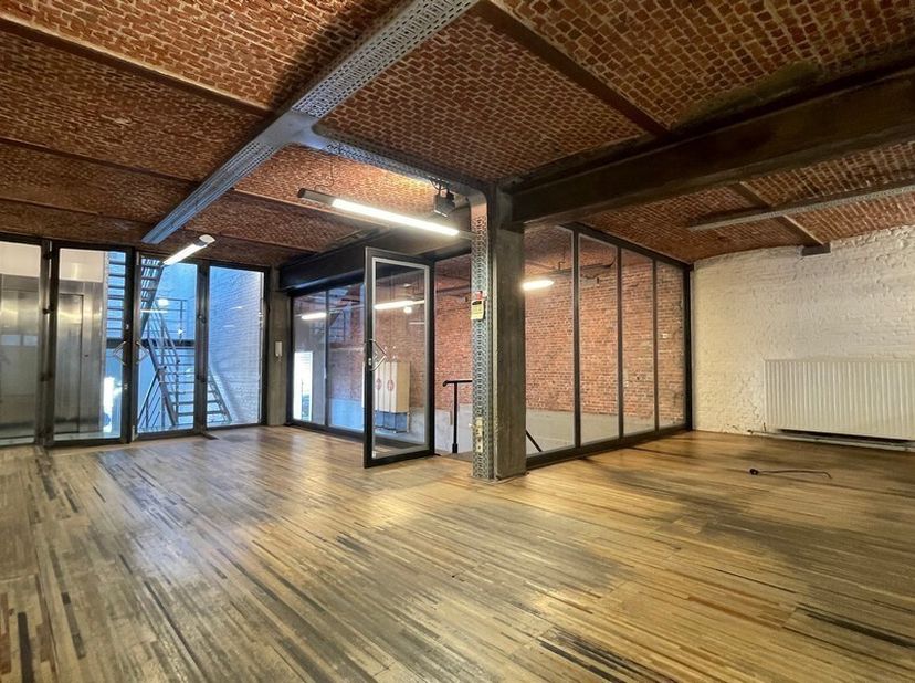 280m² gerenoveerd loftkantoor met 2 privatieve parkeerplaatsen in bierpakhuis "Entrepot du Soleil"<br />
Ligging: vlakbij Waaslandtunnel en het bruise