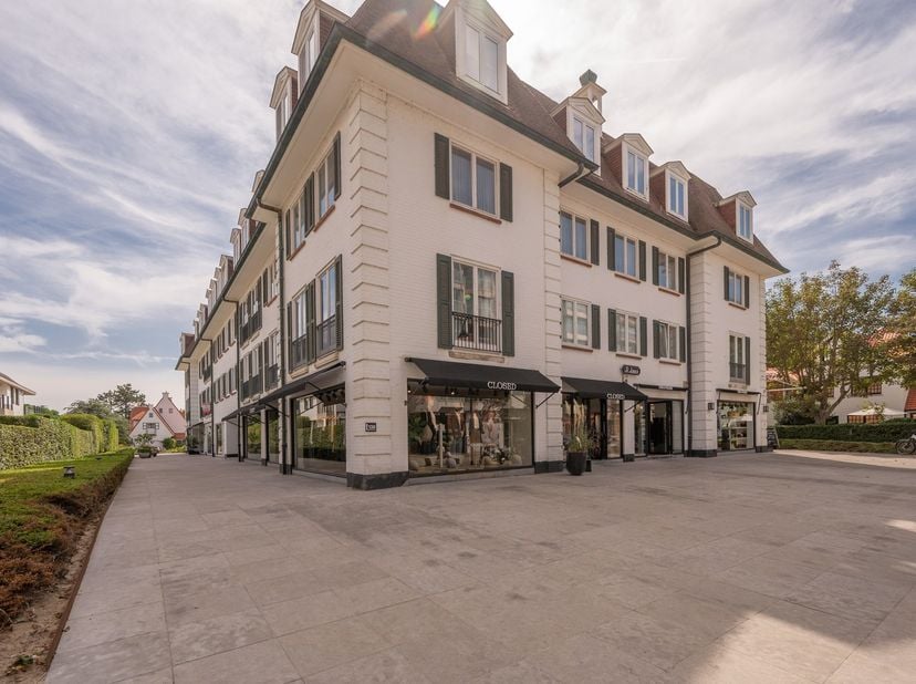 Prachtig gelegen pied-à-terre op een absolute toplocatie in de Kustlaan, op slechts enkele stappen van het strand en de zee. Indeling: lichtrijke woon