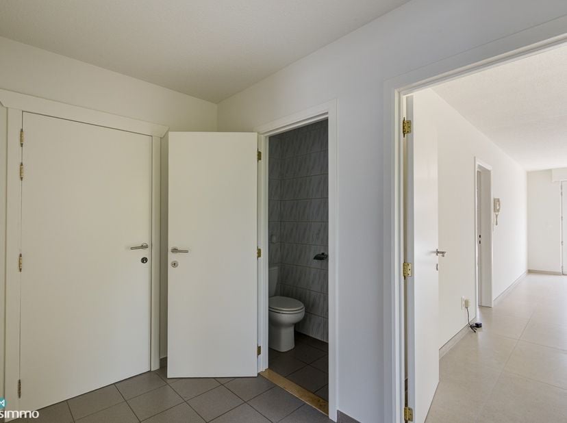 INSTAPKLAAR GELIJKVLOERS APPARTEMENT MET 2 SLAAPKAMERS, BERGING EN AUTOSTAANPLAATS NABIJ HET CENTRUM VAN BILZEN<br />
<br />
Dit instapklaar gelijkvlo