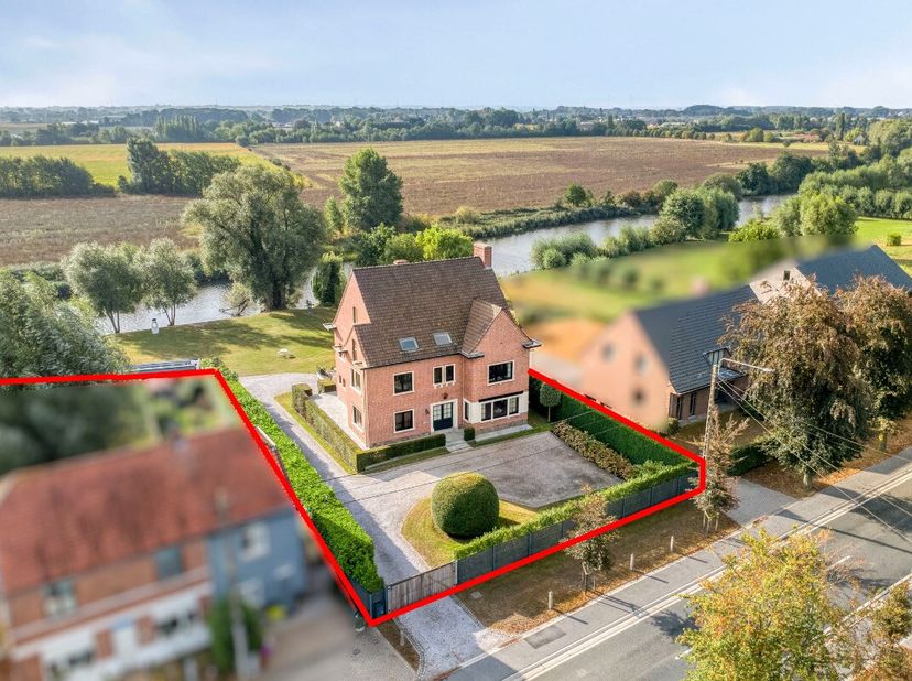 Charmante villa quatre façades située à Gottem, au bord de lancien bras de la Lys dans un environnement verdoyant et paisible. Cette villa rénovée dat
