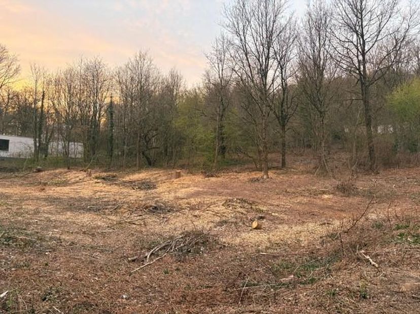 TERRAIN A BÂTIR DE 13A 03CA (LOT 2)<br />
<br />
Beau terrain à bâtir d'une superficie de 13 ares 03 centiares et d'une largeur à rue de ± 18,60 m.<br