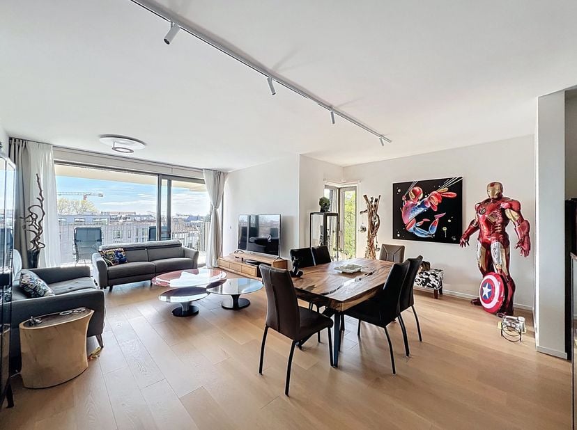 Bien présenté par Carla Rodriguez : 0494 07 97 54 / carla.rodriguez@victoire.be<br />
VICTOIRE-JUNOT vous propose un magnifique appartement 3 chambres