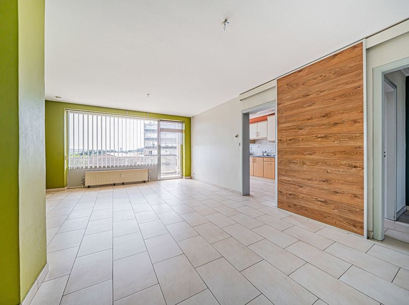 Idéalement situé dans le Centre de Herstal, au 4ème étage d'un immeuble avec ascenseur, appartement d'environ 80 m² composé d'un hall d'entrée, vestia