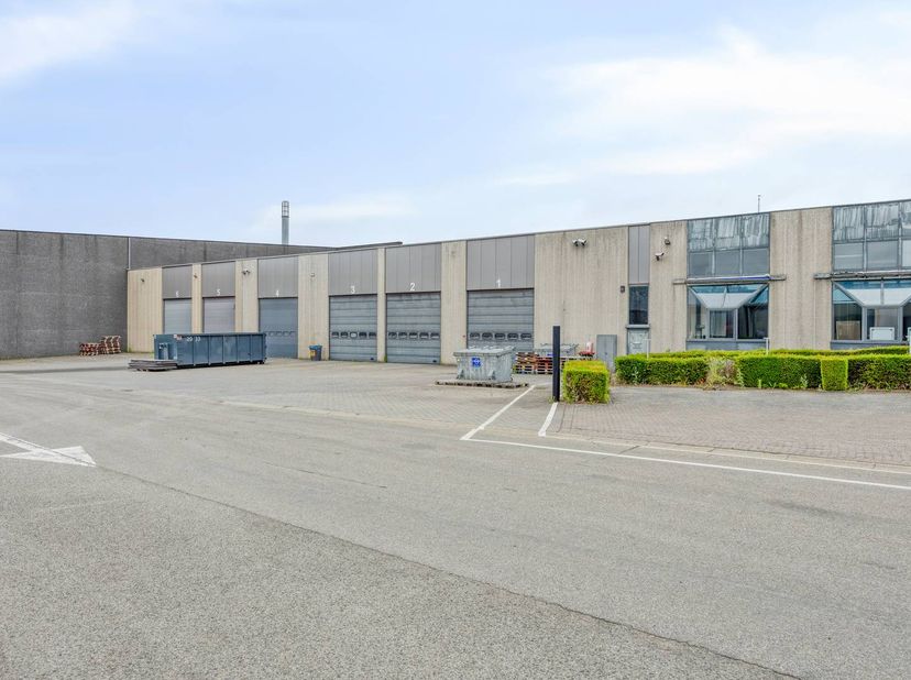 Multifunctionele bedrijfs-/logistieke site te huur – Klaverbladstraat 32, 3560 Lummen<br />
<br />
Op een uiterst strategische locatie in het hart van