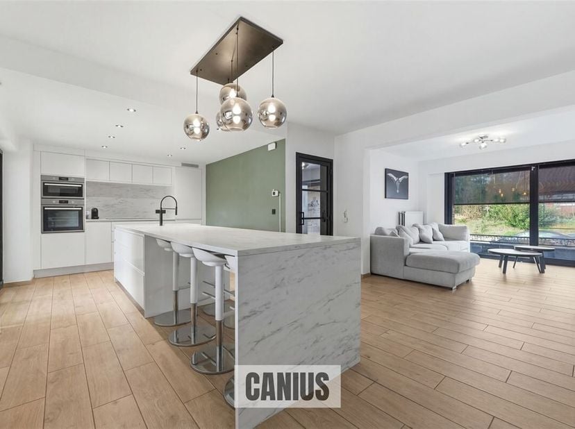 Gerenoveerde vrijstaande woning met 4 slaapkamers en gezellige tuin te koop in Walshoutem<br />
Deze prachtige vrijstaande woning uit de jaren 60 onde