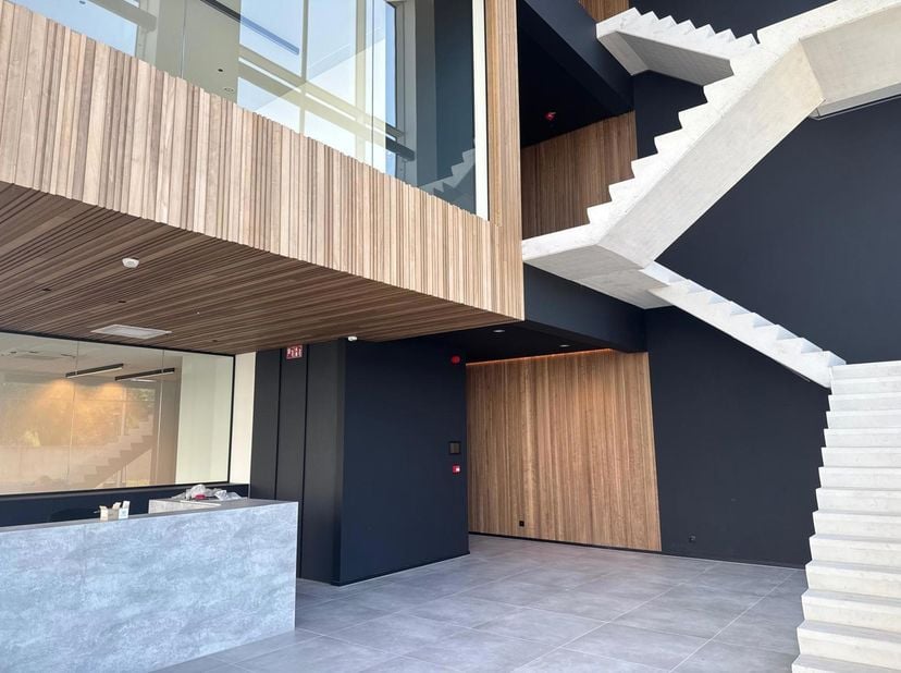 BELANGRIJKSTE KENMERKEN<br />
- nieuwbouw magazijn met kantoor<br />
- 3.000m² magazijn<br />
- 300m² gelijkvloers kantoor, 260m² kantoor op verdiep 1