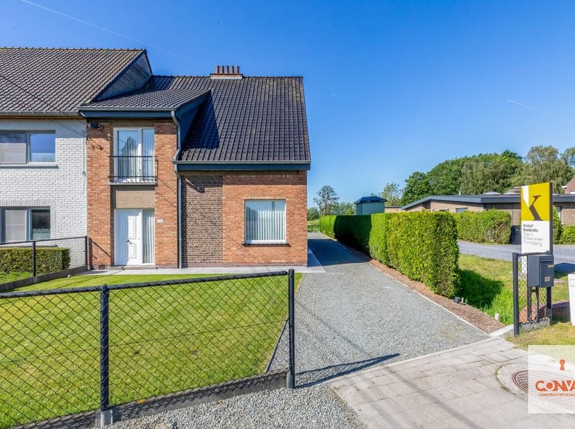 Deze verrassend ruime woning met&amp;nbsp;vier slaapkamers&amp;nbsp;bevindt zich in een groene omgeving te Drongen.<br />
<br />
Via de inkomhal begeeft u zic