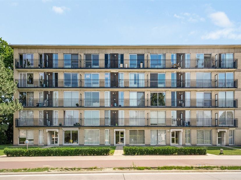 Gelegen op de (4e) bovenste verdieping van een verzorgd appartementsgebouw aan de Mechelsesteenweg, bevindt zich dit ruime appartement. De ligging is