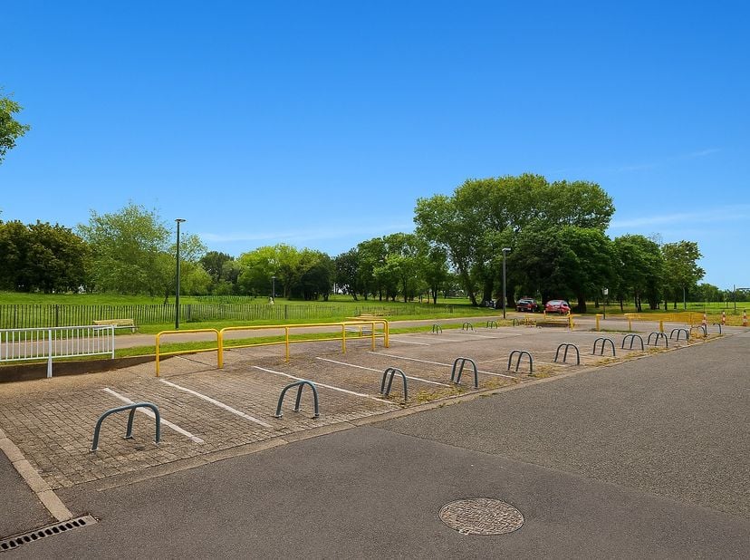 Autostaanplaats met beugel te koop in het vakantiedomein "Vierbarke". Deze is gelegen vlakbij de havengeul, de wandelpromenade en het maritiem park te