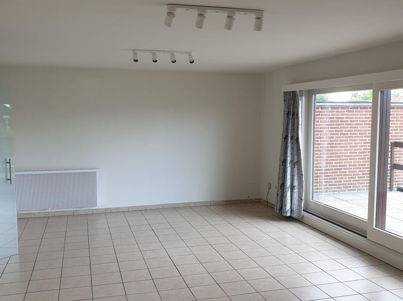 Ruim appartement op 1e verdieping (100 m2) van een kleinschalige residentie bestaande uit 3 appartementen nabij centrum van Zottegem, op wandelafstand
