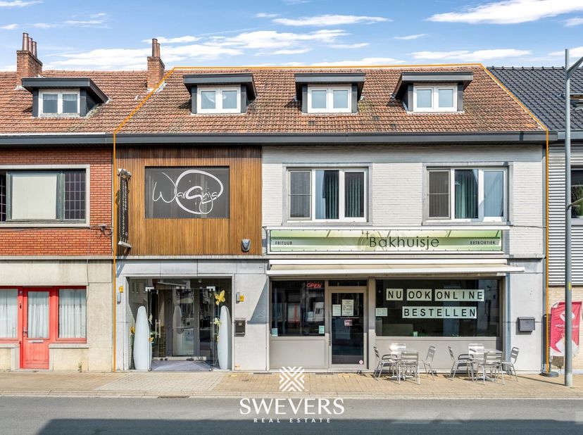 Voor meer info en fotos, surf naar www.swevers.be  Dit instapklare handelspand met woonst aan Beverlo-Dorps 25-25A in Beverlo biedt meer dan 500m² aan