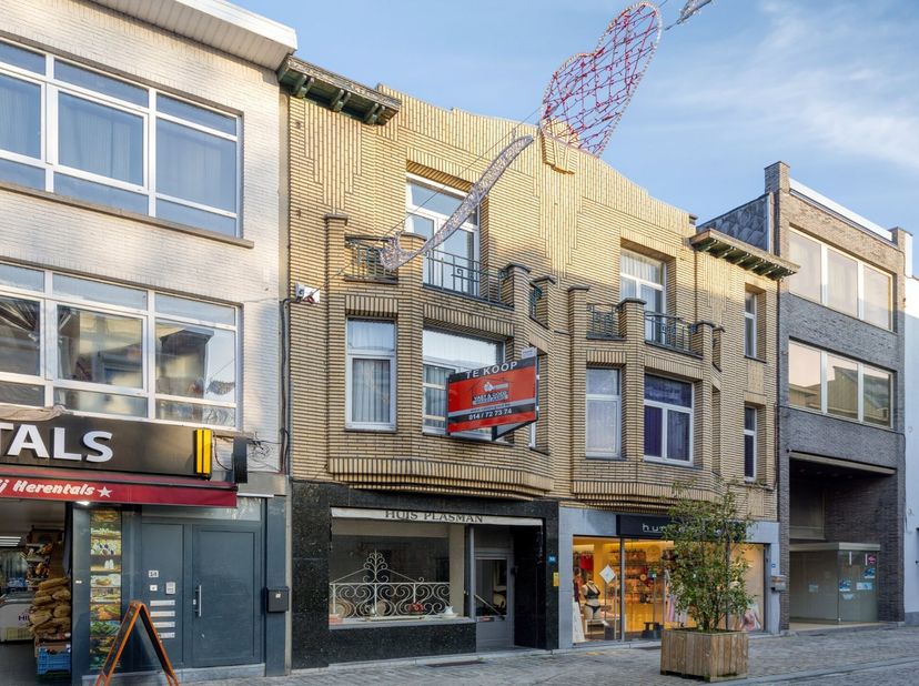 Gelegen in de Zandstraat in Herentals vinden we deze te renoveren handelswoning terug. Gezien zijn unieke ligging bevinden alle faciliteiten zoals sch