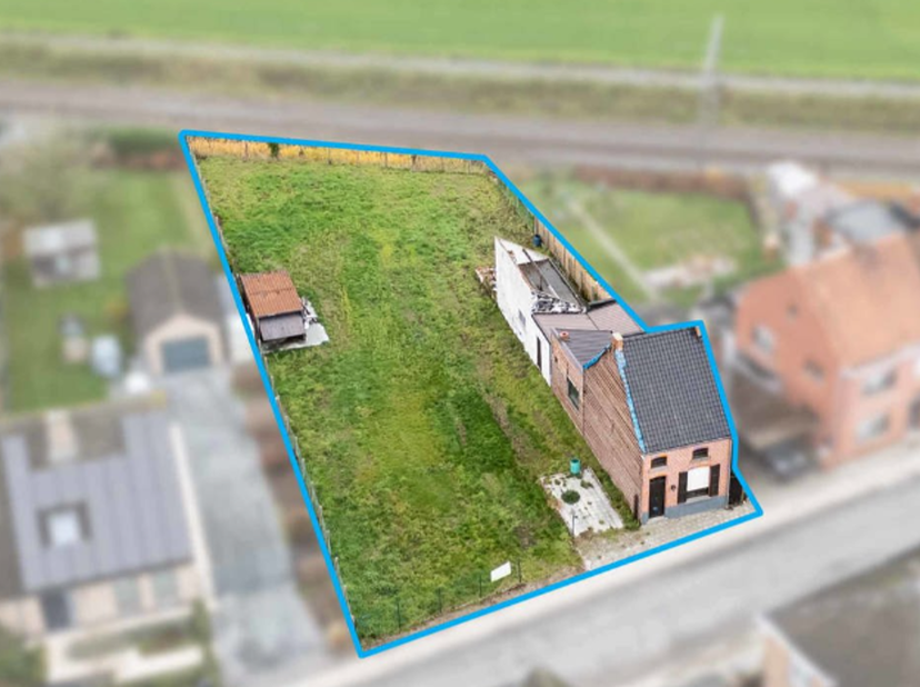 TE KOOP: In wichelen, vind u deze te renoveren woning.<br />
De woning is goed gelegen, omgeven door groen, en toch vlakbij alle belangrijke verbindin
