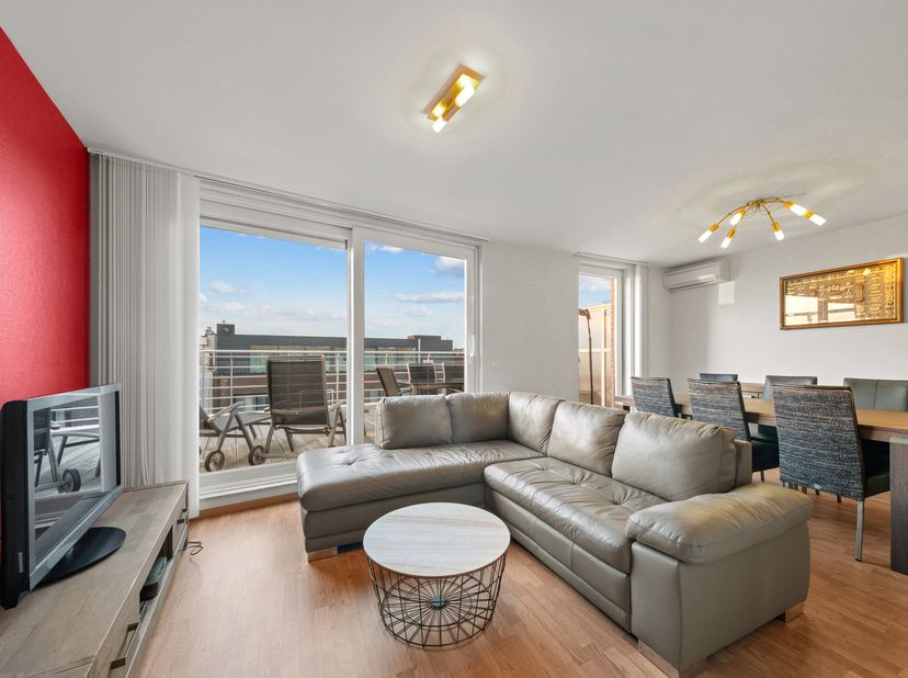 Te koop: lichtrijk penthouse met twee slaapkamers en zuidgericht terras in Oostende<br />
Op 500 meter van het Casino van Oostende bevindt zich dit pr