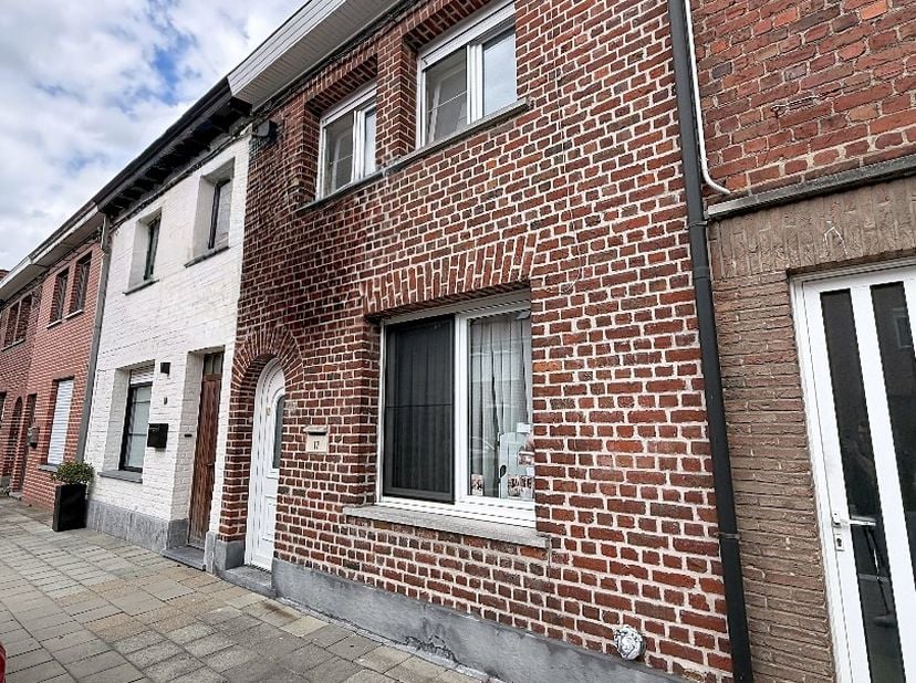 Deze woning is gelegen op een zeer centrale ligging, dit vlakbij het centrum van Roeselare. Vlotte verbinding naar de belangrijkste invalswegen en win