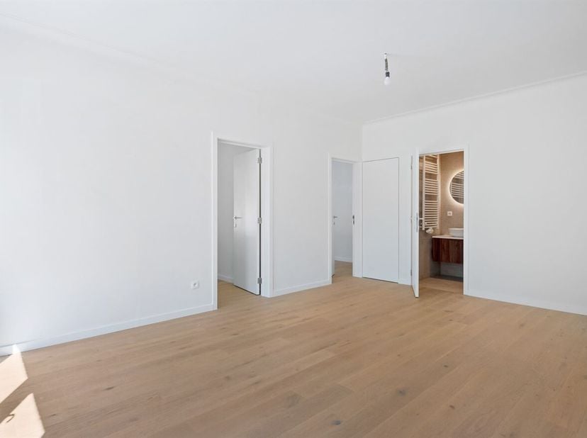 Prachtig gelijkvloers app met 2 slpks, koer en garage!<br />
Dit prachtig gelijkvloers appartement is centraal gelegen in een rustige straat in Lier m