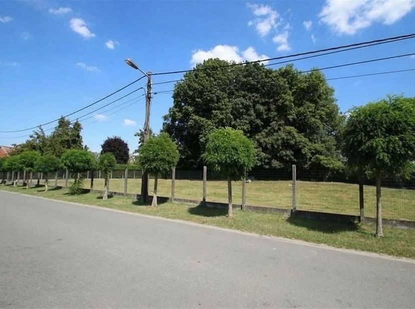 Séduisant terrain de 13 ares 78 centiares, agréablement situé en zone d'habitat à caractère rural, ensemble clôturé avec piquets en béton plaques en b