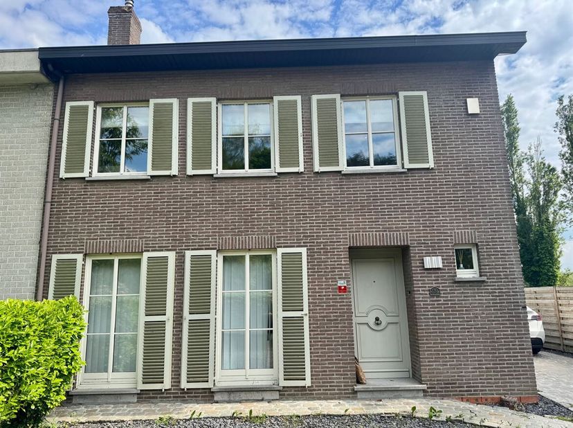 Prachtig gerenoveerde woning met 3 slaapkamers en zonnige tuin in Emblem<br />
Ligging<br />
Deze woning geniet van een centrale ligging aan de Lierse