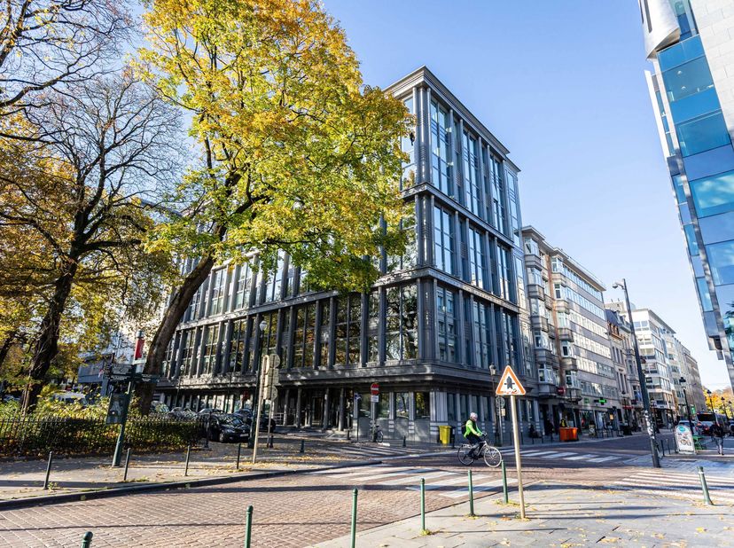 Te huur – Kantoorruimte van ±293 m² met uitzicht op het park – Square de Meeûs, Brussel (Europese wijk)<br />
Gelegen in het hart van de Europese wijk