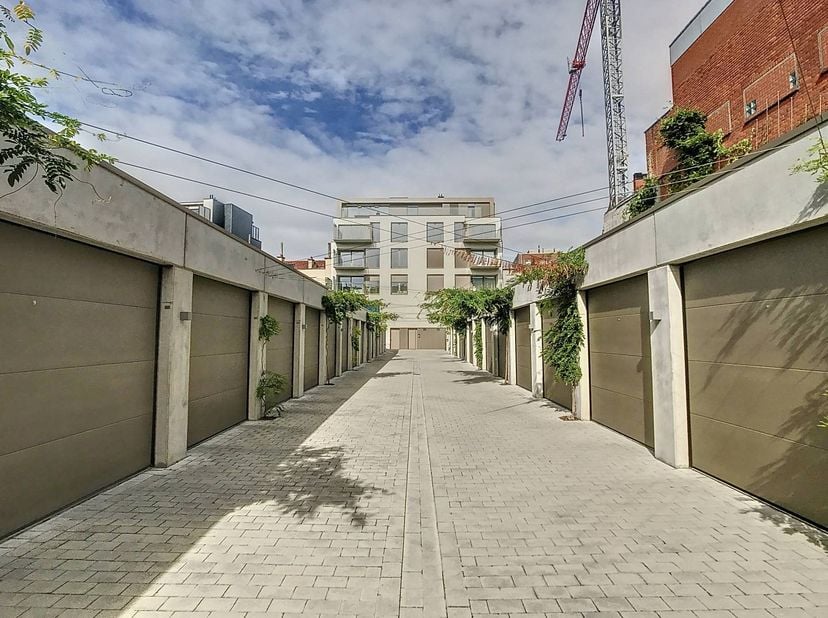 Nieuwbouw garagebox met automatische poort te koop in de Meersstraat te Waregem, in residentie City Gardens. Afmeting 3m x 6m.<br />
<br />
De aankoop