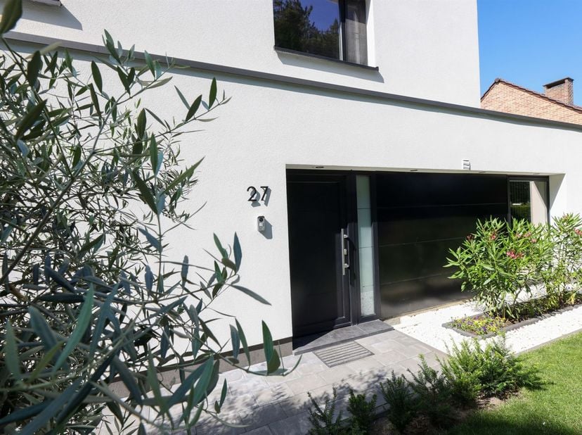 Stijlvol gerenoveerde én energiezuinige woning met 4 slaapkamers gelegen in een residentiële omgeving <br />
<br />
Omgeving:<br />
+ Rustig gelege