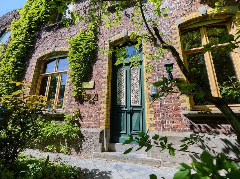 In het rustige Beveren, vaak de groene long van Roeselare genoemd, mochten we ditmaal kennismaken met een uitzonderlijk statig herenhuis waar karakter