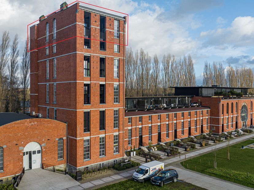 In de iconische residentie Chocoladefabriek bevindt zich deze uitzonderlijke loft op de bovenste verdieping. Met een bewoonbare oppervlakte van maar l