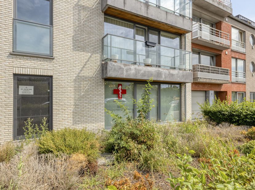 Op een uitstekende en vlot bereikbare locatie, vlak aan het station van Denderleeuw, bevindt zich deze gelijkvloerse kantoorruimte van ca. 126 m². Het