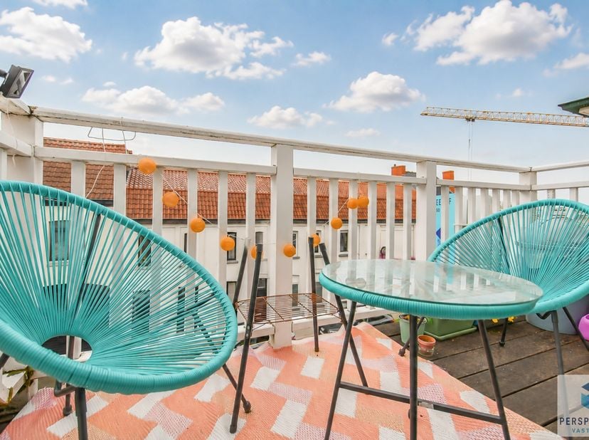 Ruim en modern woonappartement (bouwjaar 2020) met 2 slaapkamers, 2 badkamers en terras.<br />
Het appartement beschikt over een praktische inkomhal m