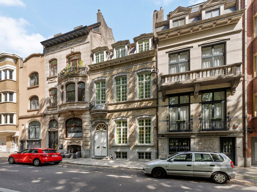 Aan de Landsroemlaan 47, recht tegenover het park van Ganshoren, staat dit unieke herenhuis vol charme en authenticiteit. De hoge plafonds, grote rame