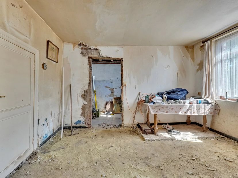 Deze woning ligt langs het water van de Kleine Gete in Zoutleeuw, quasi in het centrum van de stad. De woning werd gebouwd in de tweede helft van de 1