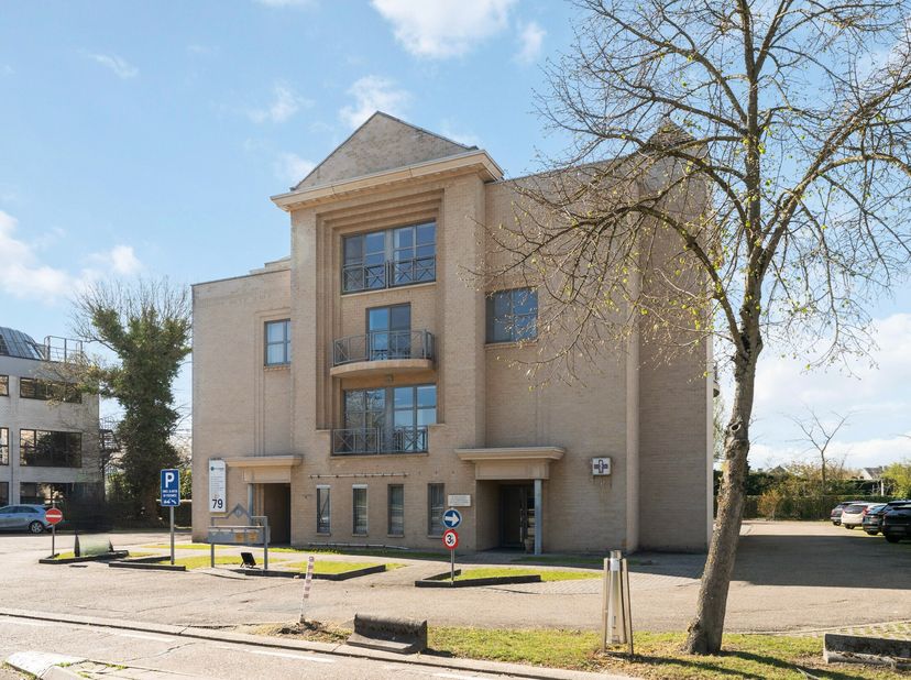 Dit uitzonderlijk ruime appartement met een bewoonbare oppervlakte van 291 m² (bron EPC) biedt alle comfort voor wie op zoek is naar plaats, licht en