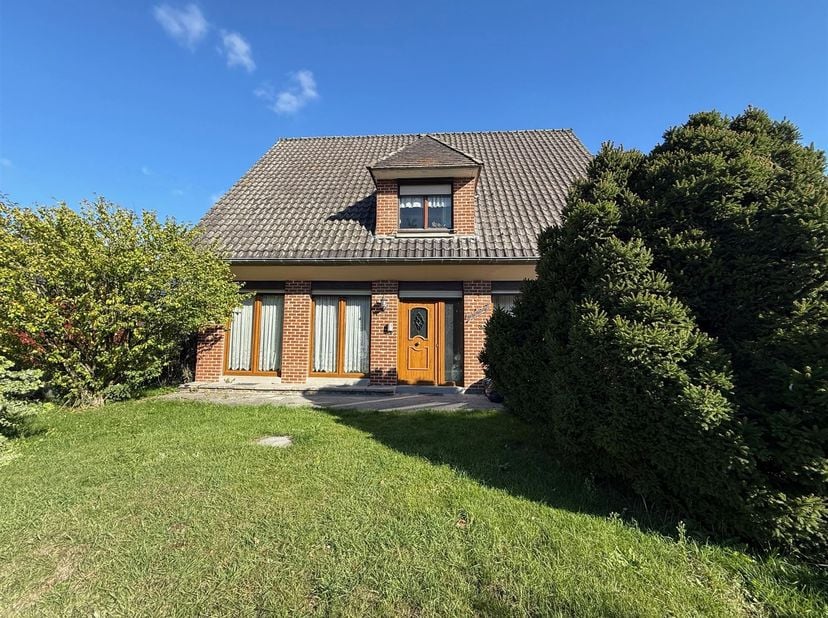 Zeer aantrekkelijke, volledig uitgegraven villa van 4 verdiepingen met toegang aan de achterkant, ideaal gelegen bij de ingang van Doornik.<br />
 <b