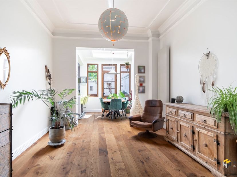 Karaktervolle woning (189 m²) met 3 slaapkamers en zuidgerichte stadstuin (40 m²) in Deurne.<br />
Deze ruime woning met authentieke charme bevindt z