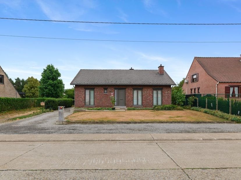 Op een rustige en aangename locatie in Bekkevoort bevindt zich deze charmante, open bebouwing op de Oude Leuvensebaan 52A. De woning geniet van een ru